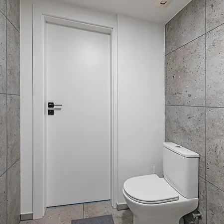 Minimalist Studio By Hostlovers Apartment